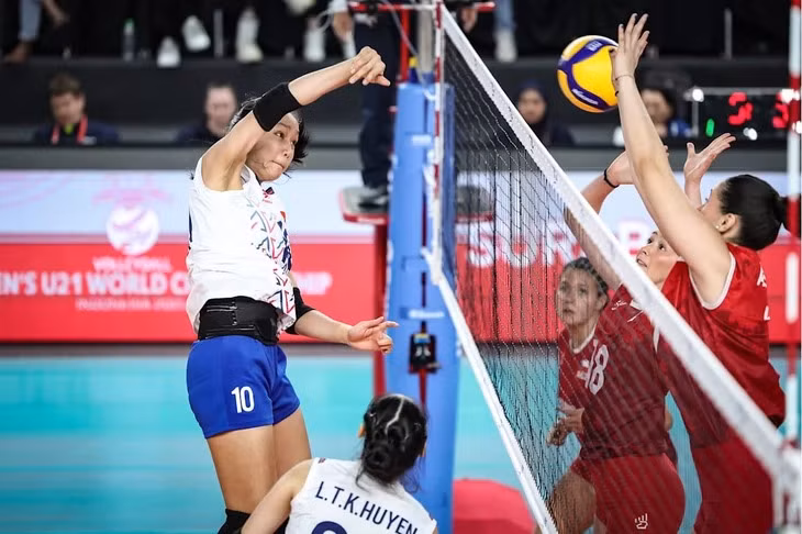 Tuyển bóng chuyền nữ U21 Việt Nam (áo trắng) không thể làm nên bất ngờ trước Chile - Ảnh: VOLLEYBALL WORLD
