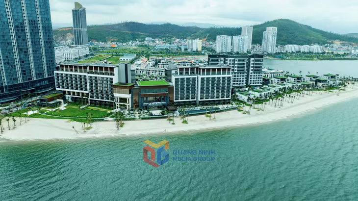 Những bãi tắm mới với cát trắng, biển xanh đẹp đến nao lòng.