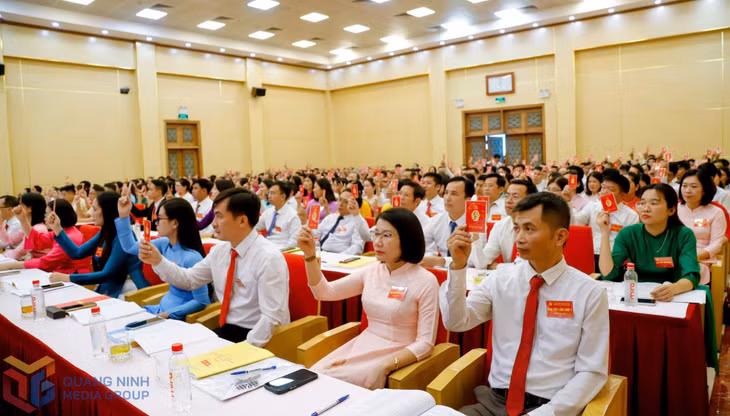 Các đại biểu biểu quyết thông qua Nghị quyết Đại hội