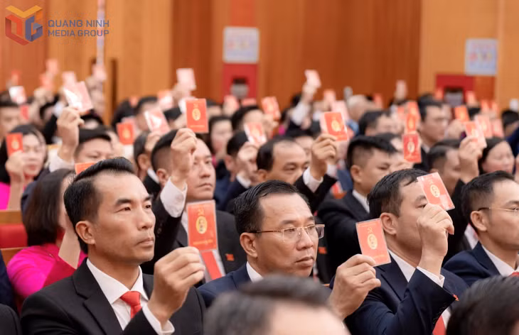 Đồng chí Vũ Đại Thắng, Ủy viên Trung ương Đảng, Bí thư Tỉnh ủy, Trưởng Đoàn ĐBQH tỉnh, phát biểu tại Đại hội.