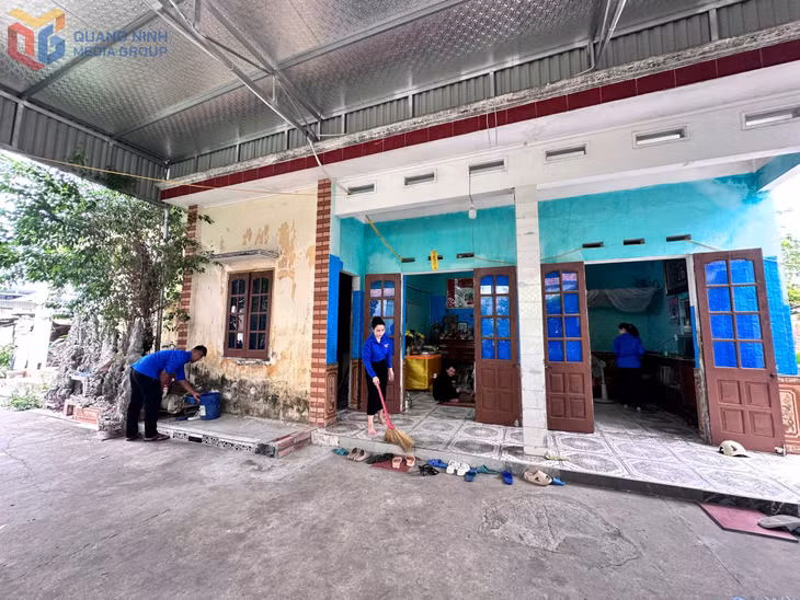 Mỗi tháng một lần, ĐVTN phường Hà An tổ chức đến thăm, dọn dẹp nhà cửa...
