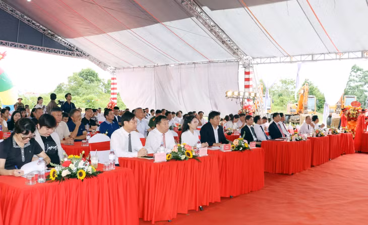 Các đại biểu tham dự lễ khởi công. 