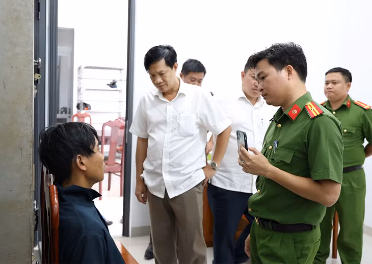 Đại tá Nguyễn Nhật Trường - Phó Giám đốc Công an tỉnh (thứ 2, từ trái qua) - chỉ đạo công tác điều tra, truy bắt đối tượng nghi đánh đập, hiếp dâm thiếu nữ. Ảnh: Vũ Tiến