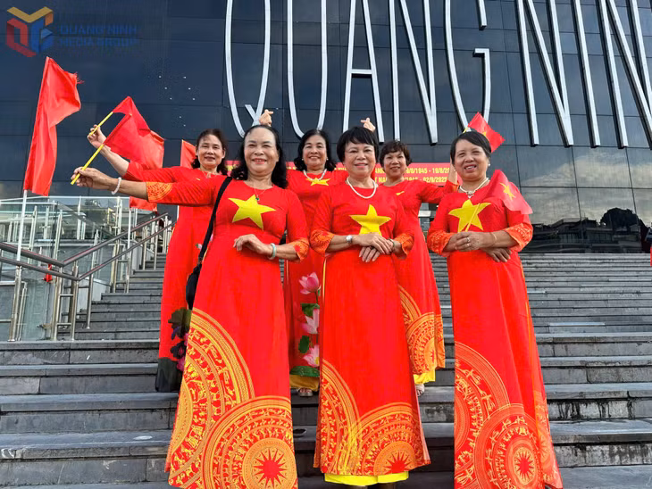 Người dân hồ hởi cùng lưu lại khoảnh khắc bên nhau, chào đón Ngày Quốc khánh 2/9.