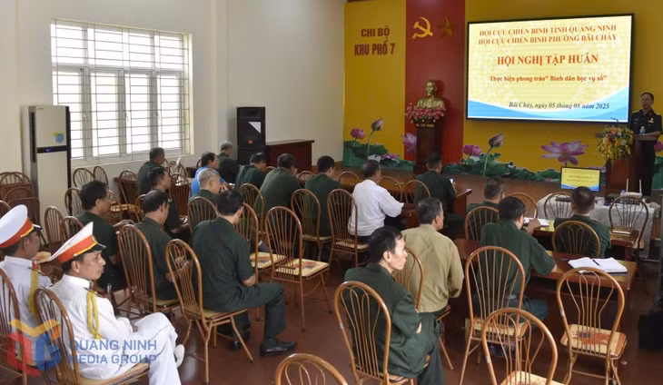 CCB phường Bãi Cháy tâp huấn bình dân học vụ số.