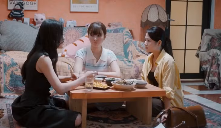 Bộ ba nhân vật chính thảo luận về chủ đề kinh tế trong hôn nhân. Ảnh: VFC.