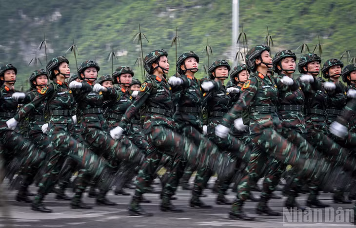 Khối nữ sĩ quan Binh chủng Thông tin liên lạc với những bước đi hào hùng.