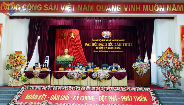 Đoàn chủ tịch điều hành đại hội.