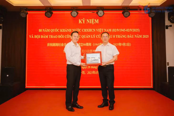 Lãnh đạo Cục Thương mại Thành phố Phòng Thành Cảng (Trung Quốc) trao tặng quà tới Ban quản lý cửa khẩu tỉnh Quảng Ninh nhân dịp kỷ niệm 80 năm Quốc khánh Nước Cộng hoà XHCN Việt Nam 2/9 (1945-2025)