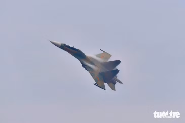 Tiêm kích "hổ mang chúa" Su30-MK2 trên bầu trời Hà Nội - Ảnh: TRƯƠNG MINH HIẾU