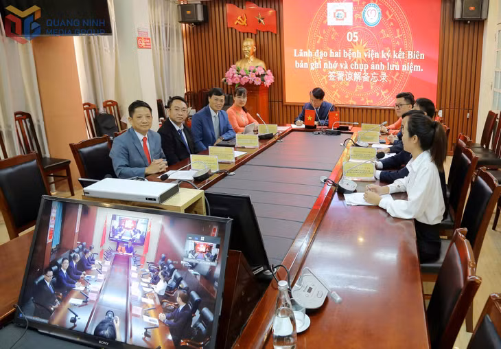 Lãnh đạo hai bệnh viện thống nhất ký kết biên bản ghi nhớ.