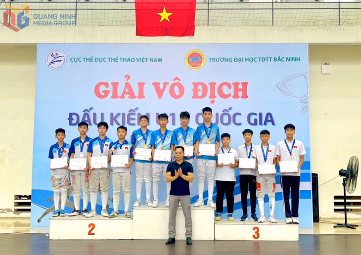 Quảng Ninh (bục số 1) giành HCV nội dung kiếm liễu đồng đội nam.