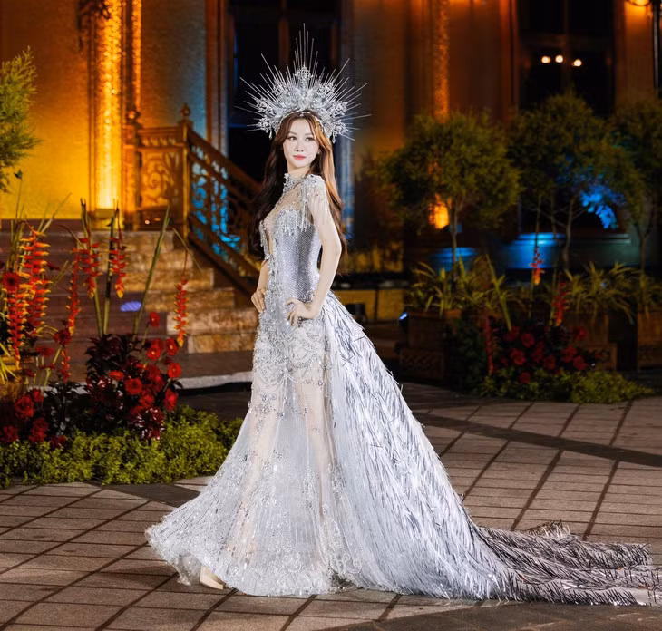 Nhà thiết kế Phạm Đăng Anh Thư trình làng bộ sưu tập Khúc ca của nhung lụa gồm những chiếc đầm dạ hội bay bổng, quyến rũ. Hoa hậu Võ Lê Quế Anh xuất hiện tựa nàng công chúa, diễn kết màn