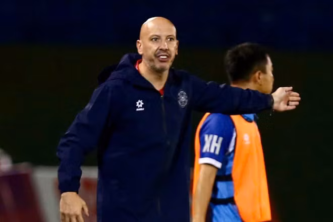 Trợ lý Luis Viegas của đội Công an Hà Nội vẫn chưa gửi đơn xin nghỉ. Ảnh: Thanh Vũ
