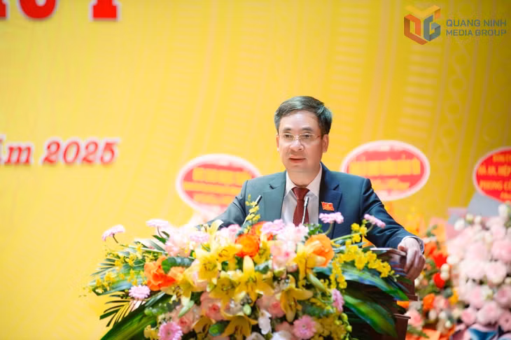 Đồng chí Lê Thành Cung, Bí thư Đảng ủy phường, trình bày báo cáo chính trị tại Đại hội.