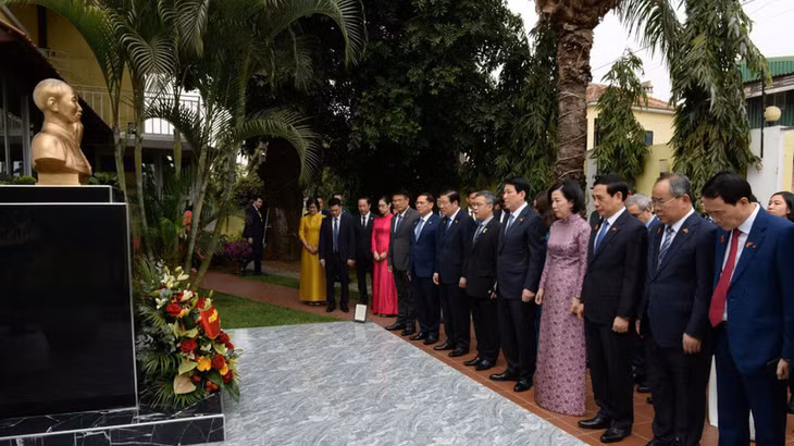Chủ tịch nước Lương Cường, Phu nhân và Đoàn đại biểu cấp cao Việt Nam dâng hoa tại Tượng đài Bác Hồ.