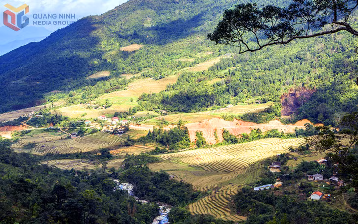 Bản Khe Tiền và nhiều thôn, khe bản ở xã Hoành Mô mang lợi thế lớn để phát triển các loại hình du lịch đa dạng, đặc sắc.