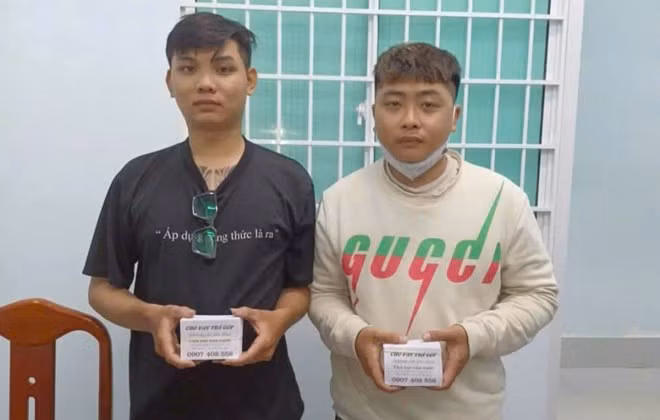 Công an xã Nhị Trường kiểm đếm tang vật thu giữ là 17.500 tờ rơi quảng cáo cho vay trả góp. Ảnh: Công an cung cấp