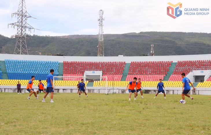 Cầu thủ Quảng Ninh FC miệt mài tập luyện trên sân Cẩm Phả.