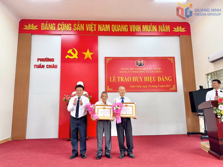 Đồng chí Nguyễn Đức Thành, Chủ nhiệm Ủy ban Kiểm tra Tỉnh ủy, trao Huy hiệu Đảng cho các đồng chí 65 và 55 năm tuổi Đảng.