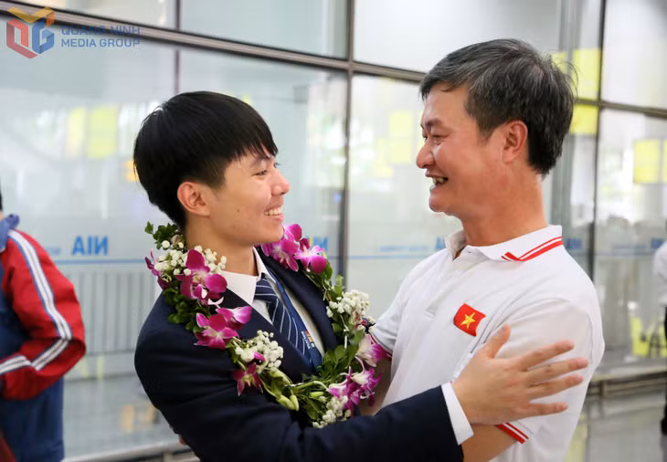 Ông Ninh Ngọc Tuyến, bố của Ninh Quang Thắng xúc động chúc mừng thành tích đáng tự hào con trai đã đạt được.
