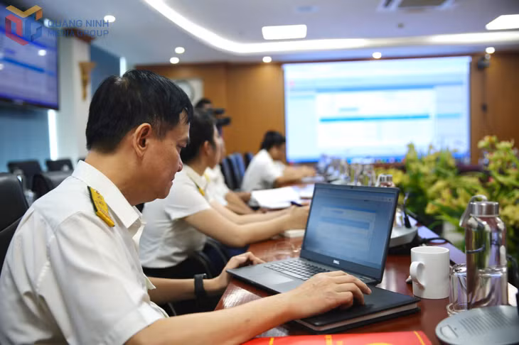 Cán bộ Thuế tỉnh Quảng Ninh thực hành việc giải quyết hồ sơ lĩnh vực đất đai trên hệ thống giải quyết thủ tục hành chính mới của tỉnh.