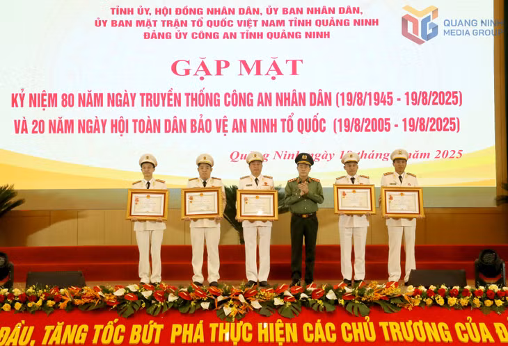 Thừa ủy quyền của Chủ tịch nước, Thượng tướng Lê Quốc Hùng, Ủy viên Trung ương Đảng, Thứ trưởng Bộ Công an trao Huân chương Chiến công hạng Nhì, hạng Ba cho 5 tập thể, cá nhân.