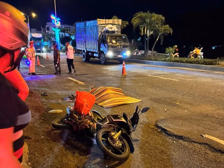 Hiện trường vụ va chạm giữa xe máy và xe đưa đón công nhân trên quốc lộ 1 qua xã Tuy Phước, Gia Lai, làm bà N.T.P. chết tại chỗ - Ảnh: N.T.