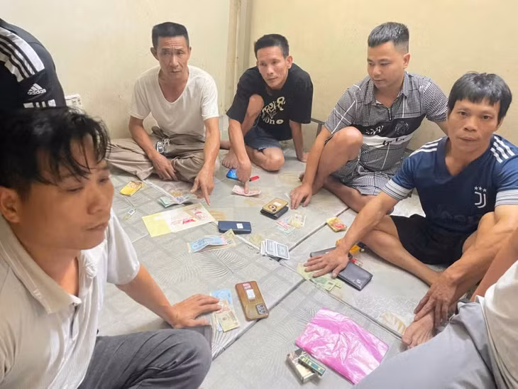 Các đối tượng trong vụ đánh bạc tại khuôn viên một cây xăng thuộc khu Cát Thành (phường Đông Mai, tỉnh Quảng Ninh).