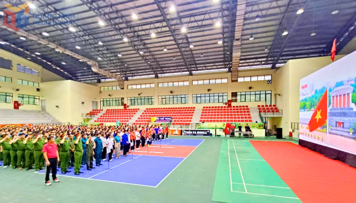 Tham gia hưởng ứng sự kiện, gần 1000 người ở các xã Ba Chẽ, Lương Minh... tập trung theo dõi tường thuật trực tiếp tại Nhà thi đấu Ba Chẽ.