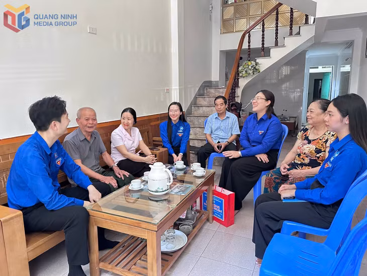 Đoàn Thanh niên UBND tỉnh tổ chức thăm hỏi, tặng quà gia đình thương binh trên địa bàn phường Hạ Long.
