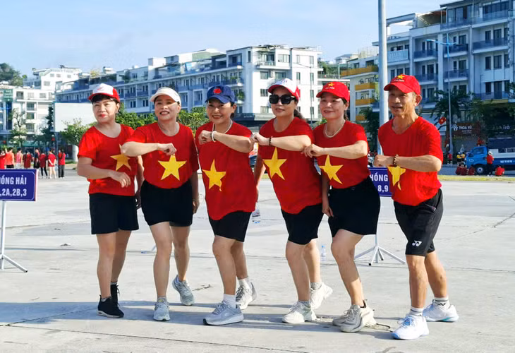 Các runner là những người cao tuổi có mặt rất sớm, vui vẻ hòa mình vào không khí sự kiện.