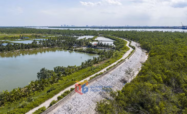 Tuyến đường ven đảo vừa chắn sóng vừa mở ra tầm nhìn tuyệt đẹp ra biển, là nơi lý tưởng để dạo bước và ngắm cảnh hoàng hôn.
