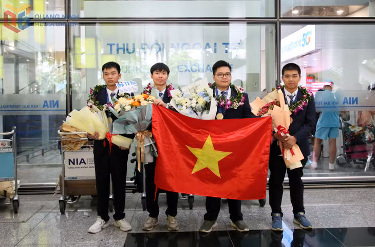 Ninh Quang Thắng (thứ 2, trái sang) cùng 3 đồng đội của Đội tuyển quốc gia Việt Nam trở về từ Bolivia từ Kỳ thi Olympic Tin học quốc tế năm 2025, mang vinh quang về cho quê hương.