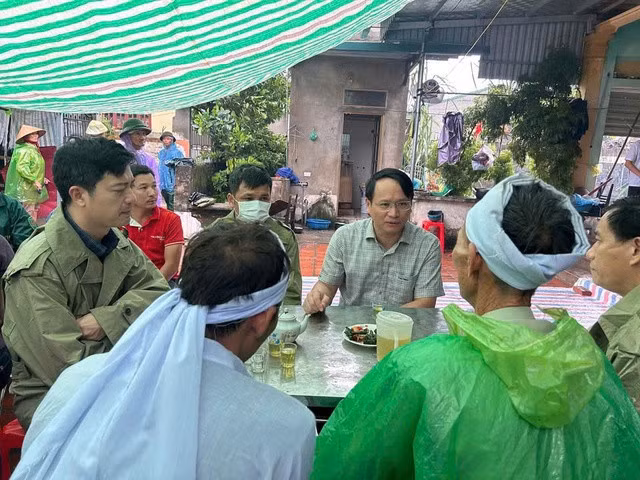 Lãnh đạo xã Thiệu Hóa tới thăm hỏi, động viên gia đình.
