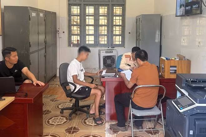 Công an xã Bảo Yên, tỉnh Lào Cai làm việc với Đ. Đ. M. Ảnh: Công an Lào Cai