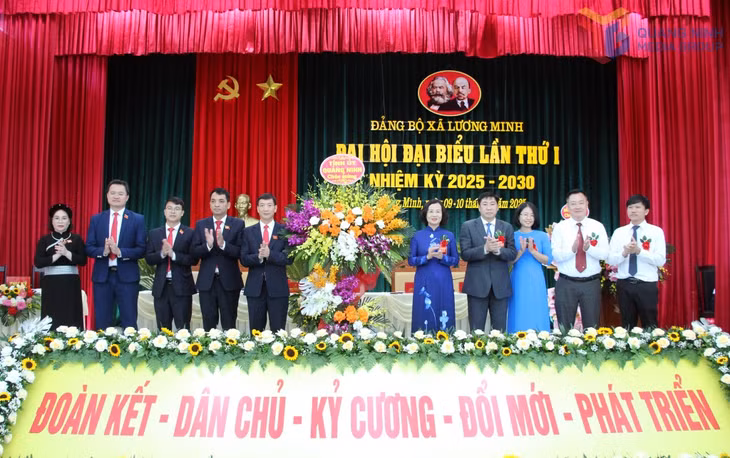 Đồng chí Bùi Thúy Phượng, Ủy viên Ban Thường vụ Tỉnh ủy, Trưởng Ban Tổ chức Tỉnh ủy cùng lãnh đạo một số Ban Xây dựng Đảng của Tỉnh ủy, tặng hoa chúc mừng Đại hội.