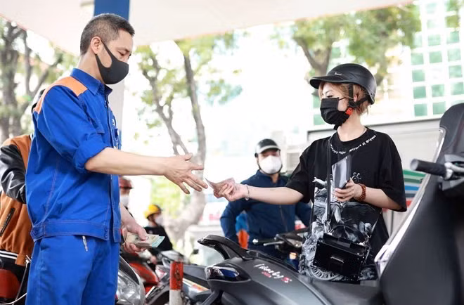Giá xăng dầu đồng loạt tăng từ 15h hôm nay. Ảnh: Hải Nguyễn