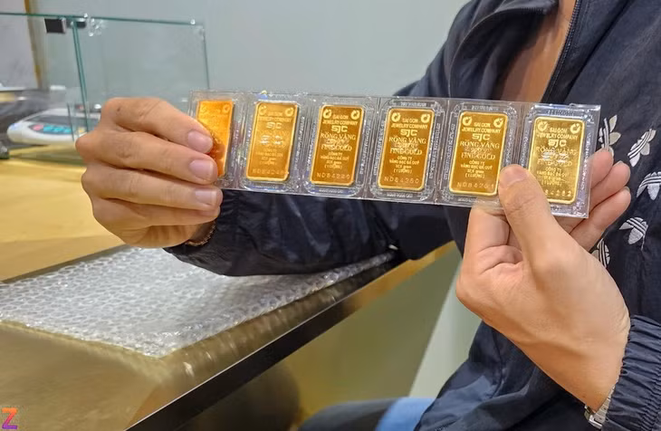 Giá bán vàng miếng SJC đã rơi khỏi mốc 124 triệu đồng/lượng. Ảnh: Thế Bằng.