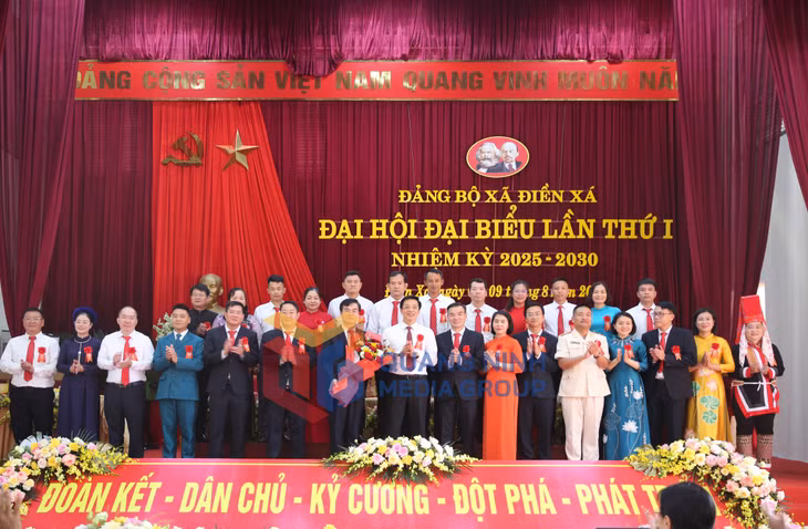 Đồng chí Nguyễn Văn Hồi, Chủ tịch Uỷ ban MTTQ Việt Nam tỉnh Quảng Ninh tặng hoa chúc mừng Ban Chấp hành Đảng bộ xã Điền Xá, nhiệm kỳ 2025-2030 (8-2025). Ảnh: Minh Đức