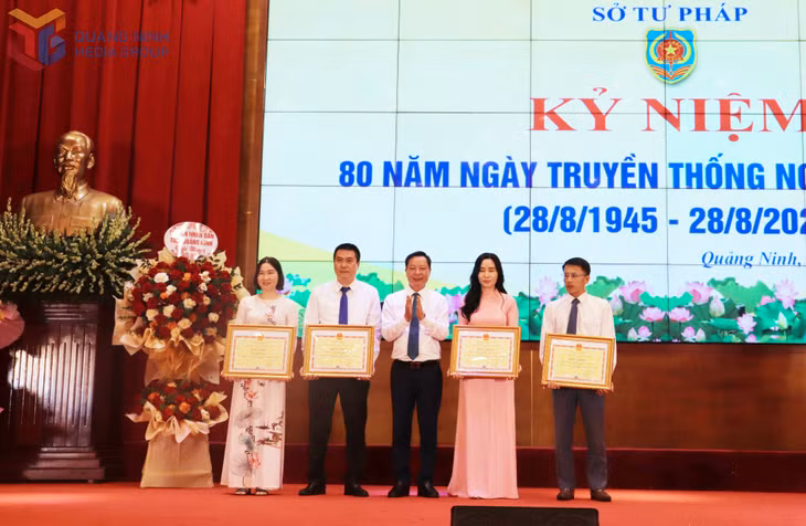 Đồng chí Lê Văn Ánh, Phó Chủ tịch UBND tỉnh tặng bằng khen cho các cá nhân có thành tích xuất sắc.&nbsp;