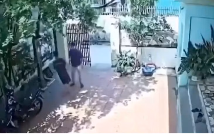 Hình ảnh tại thời điểm thầy giáo phi xe máy đến nhà và có hành động đánh học sinh. Ảnh: Camera an ninh của gia đình ghi lại.