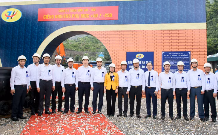 Các đại biểu tham quan và chụp ảnh lưu niệm tại mô hình mô phỏng cửa lò phần mở rộng mỏ Hà Ráng.