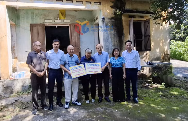 Hội Bảo trợ NKT-TMC tỉnh, Công ty CP Cảng Quảng Ninh và phường Đông Triều trao hỗ trợ cho bà Đỗ Thị Mai (Khu Yên Lâm 1, phường Đông Triều) xây dựng nhà mới.