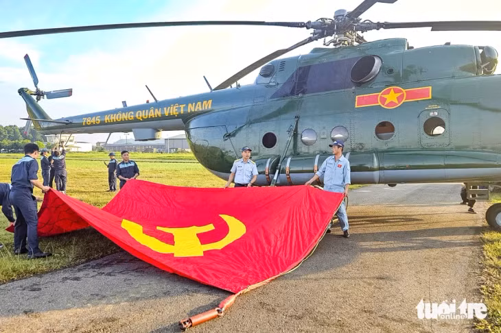 Công tác nghiệm thu và treo cờ được các phi công, kỹ thuật viên chuẩn bị kỹ lưỡng, an toàn. Ảnh: ANH TUẤN
