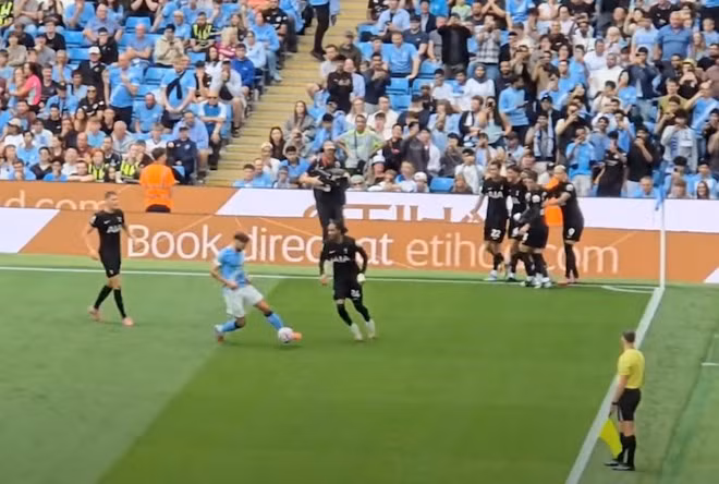 Tottenham có trận đấu hay trước Man City ngay tại Etihad. Ảnh cắt từ video
