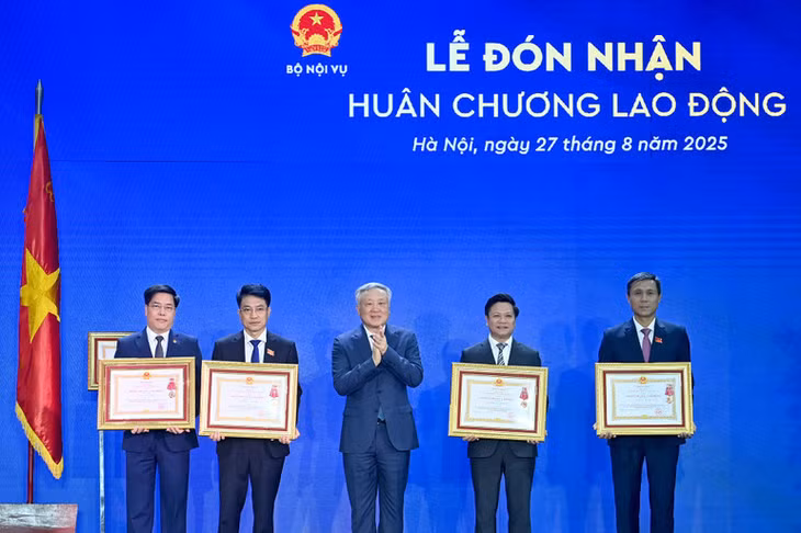 Phó Thủ tướng Thường trực Chính phủ Nguyễn Hòa Bình trao Huân chương Lao động hạng Nhất và hạng Nhì tặng các đơn vị thuộc Bộ Nội vụ. (Ảnh ĐĂNG KHOA)