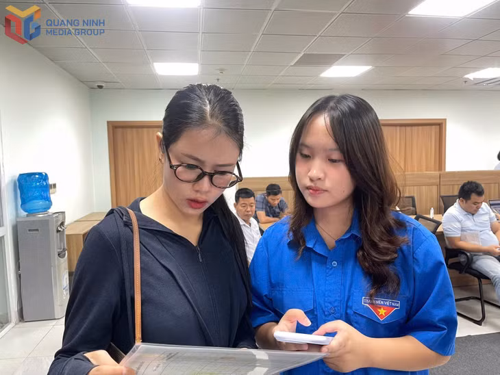 Nguyễn Ngọc Phương Ngân (bên phải) tham gia đội hình thanh niên xung kích hỗ trợ người dân giải quyết thủ tục hành chính tại Trung tâm Phục vụ Hành chính công phường Hồng Gai trong những ngày đầu vận hành mô hình chính quyền địa phương 2 cấp.