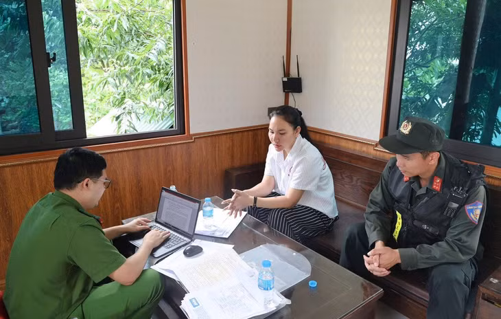 Cơ quan Cảnh sát điều tra Công an tỉnh Phú Thọ làm việc với Vũ Thị Hường, Giám đốc Công ty TNHH MTV MQ Food. Ảnh: CACC