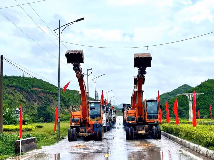 Các phương tiện máy móc tiến hành khởi công dự án.